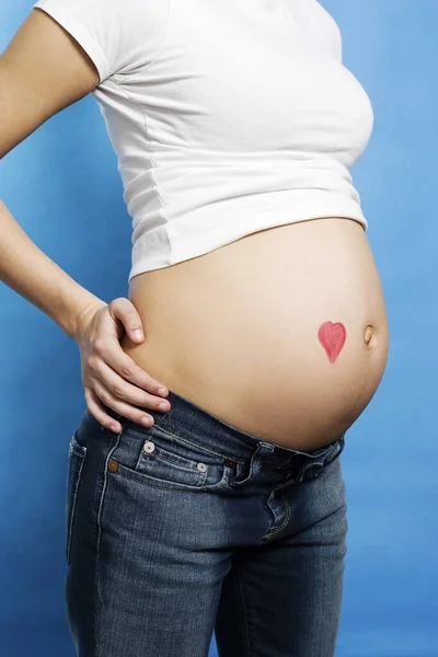 Těhotná Žena Srdcem Břiše — Stock fotografie