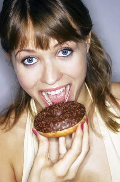 Mujer Punto Morder Donut — Foto de Stock