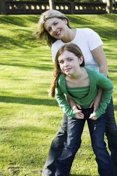 Mor Och Dotter Kul Parken — Stockfoto