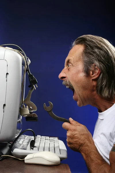 Άνθρωπος Απογοητεύεται Ενώ Φτιάχνει Τον Υπολογιστή Του — Φωτογραφία Αρχείου