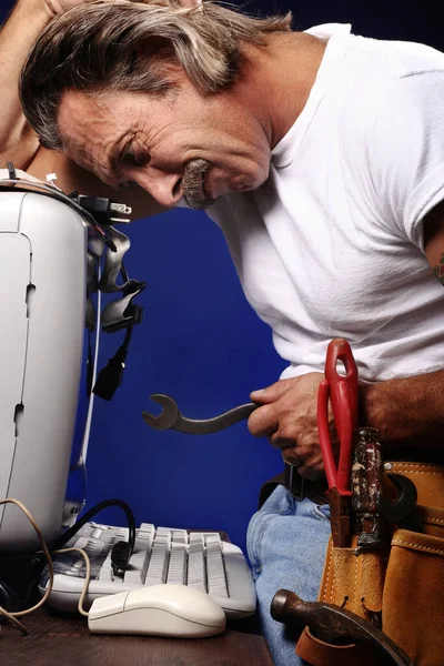 Hombre Tratando Arreglar Computadora — Foto de Stock