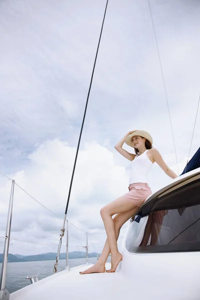 Mujer Posando Yate — Foto de Stock