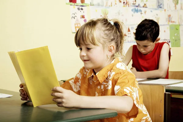 Flicka Läser Klassrummet — Stockfoto