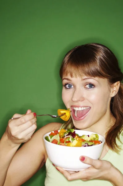 サラダを楽しむ女 — ストック写真