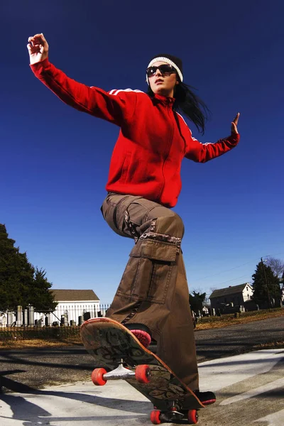Mooie Jonge Vrouw Skateboard — Stockfoto