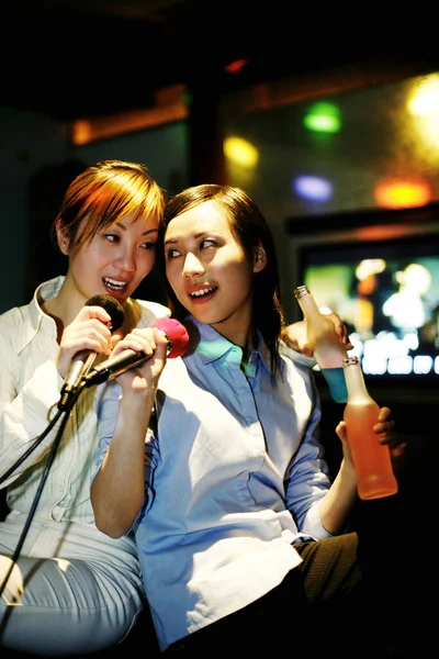 Ženy Zpívají Karaoke Salonku — Stock fotografie