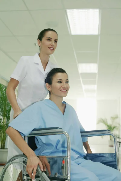 Krankenschwester Schubst Frau Rollstuhl — Stockfoto