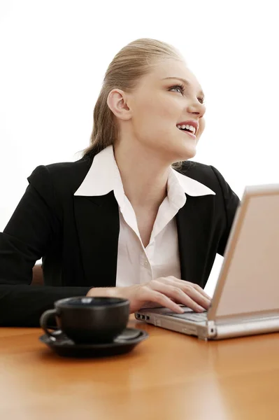 Bizneswoman Pracująca Laptopie — Zdjęcie stockowe