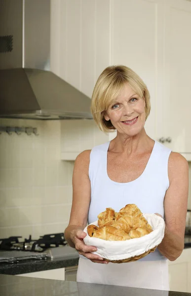 Mulher Idosa Segurando Uma Tigela Croissants — Fotografia de Stock