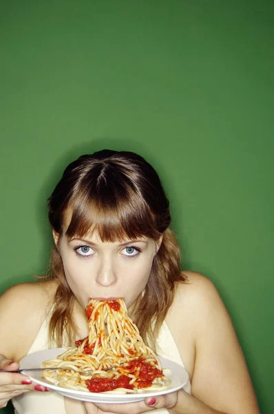 スパゲティを食べる若い女性 — ストック写真