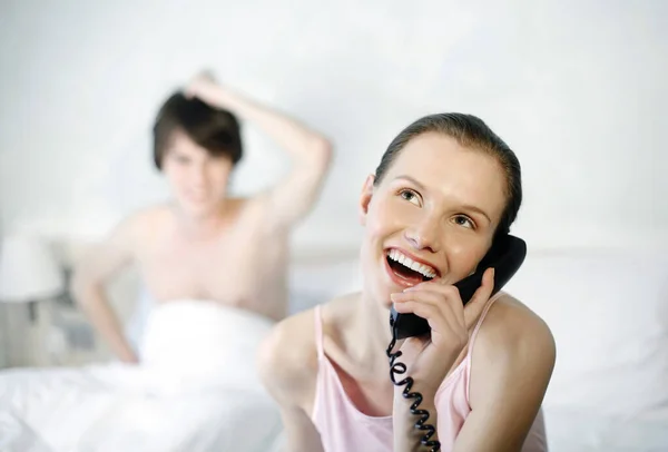 Mujer Divirtiéndose Hablando Por Teléfono — Foto de Stock