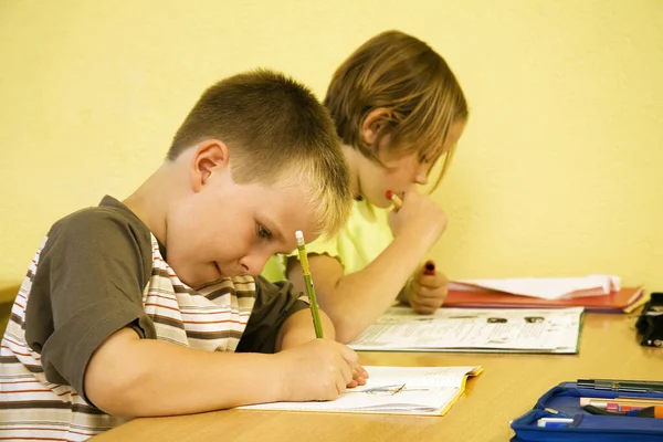 教室で書く子供たち — ストック写真