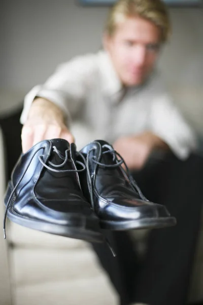 Empresario Quitándose Los Zapatos — Foto de Stock