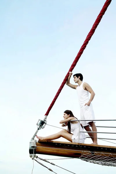 ヨットでカップルセーリング — ストック写真