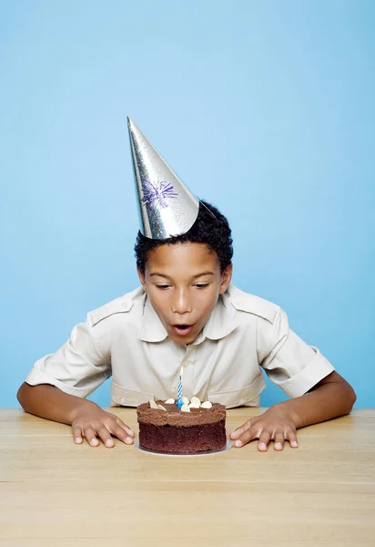 Menino Com Chapéu Festa Soprando Vela Seu Bolo Aniversário — Fotografia de Stock