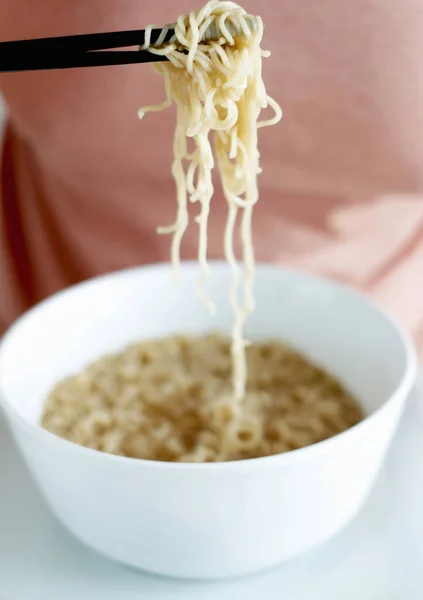 Chopsticks Σηκώνοντας Κάποια Noodles Από Μπολ — Φωτογραφία Αρχείου