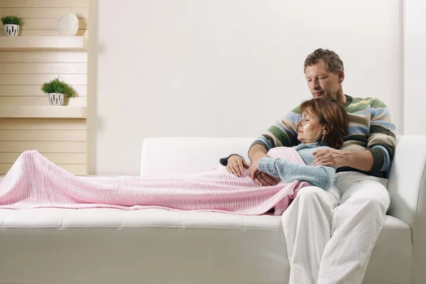 Man Sitting Couch Woman Lying His Lap — Stock Photo, Image