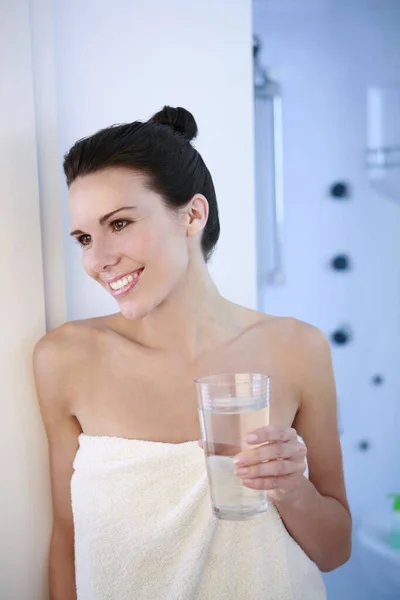Vrouw Handdoek Met Een Glas Water — Stockfoto