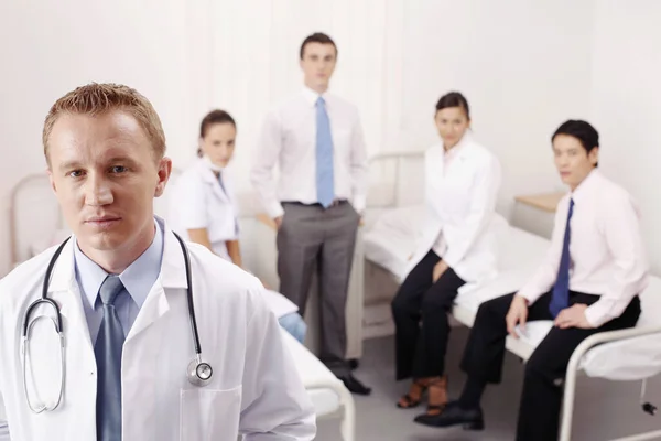 Médicos Pessoal Médico Posando Para Câmera — Fotografia de Stock