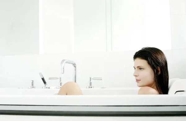 Frau Entspannt Sich Der Badewanne — Stockfoto