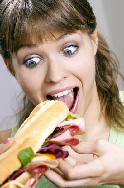 Jovem Mulher Comer Sanduíche Com Hambúrguer — Fotografia de Stock