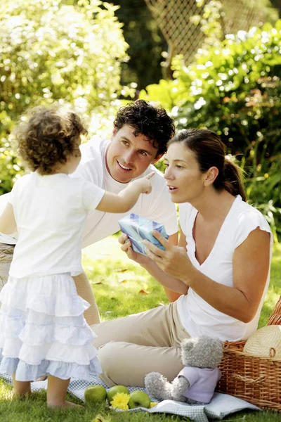 Föräldrar Och Dotter Picknick Parken — Stockfoto