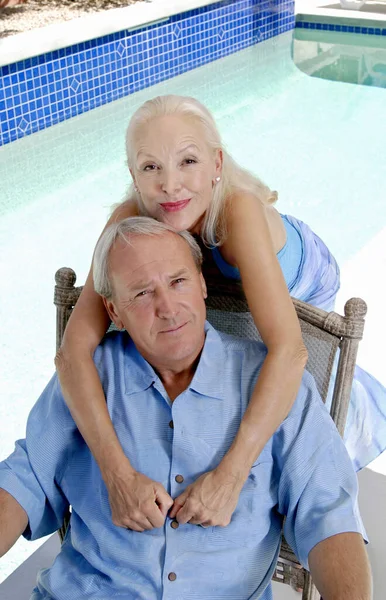 Casal Velho Posando Lado Piscina — Fotografia de Stock