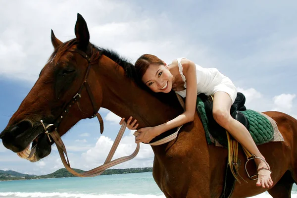 Vrouw Paardrijden Het Strand — Stockfoto