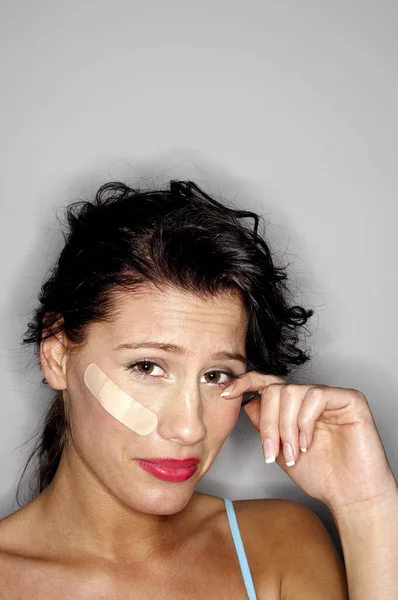 Kvinnan Med Ett Plåster Ansiktet Gråter — Stockfoto