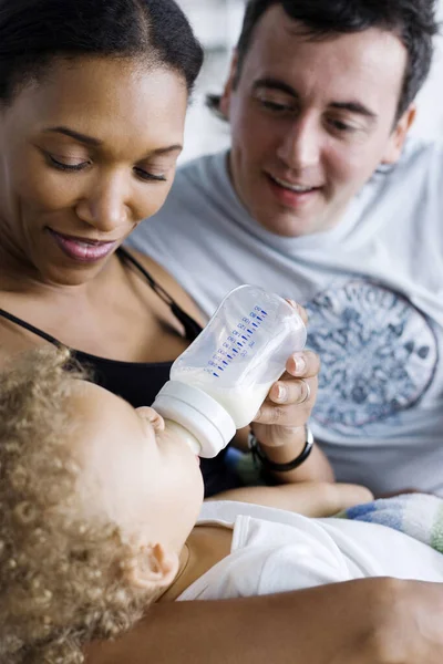 Homem Assistindo Sua Esposa Alimentando Seu Filho Bebê — Fotografia de Stock