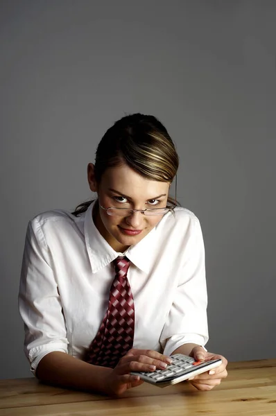 Mujer Negocios Usando Calculadora Toma Estudio — Foto de Stock