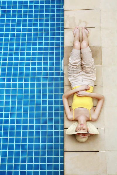女人在游泳池边放松 — 图库照片
