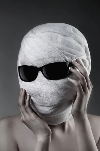 Yüzü Bandajlı Güneş Gözlüğü Takan Kadın — Stok fotoğraf