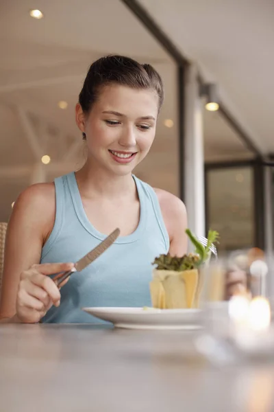 Kvinna Äter Lunch Restaurang — Stockfoto