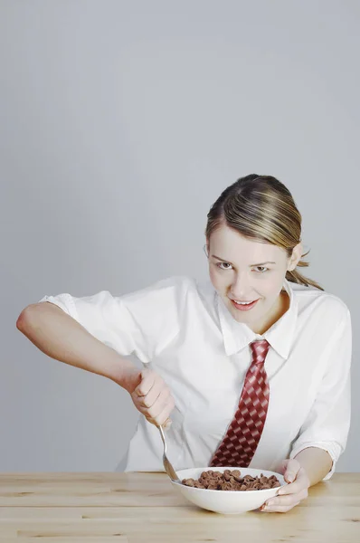 Businesswoman Having Breakfast Cereal — Stock Photo, Image