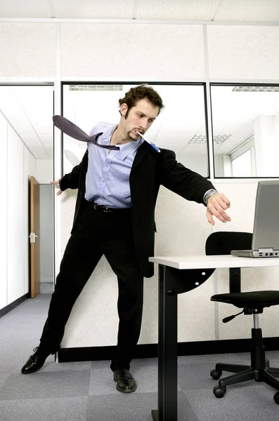 彼のコンピュータを救うために走ってるビジネスマン — ストック写真