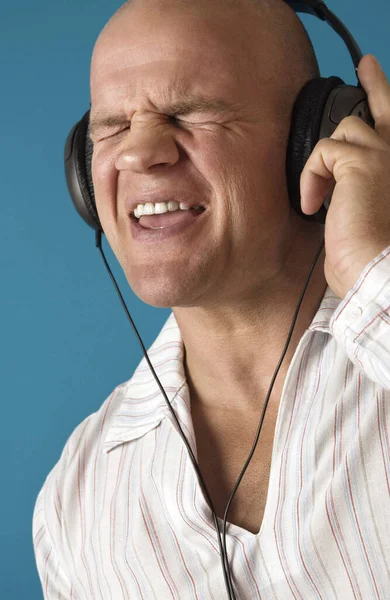 Man Sluit Zijn Ogen Terwijl Hij Naar Muziek Luistert Hoofdtelefoon — Stockfoto