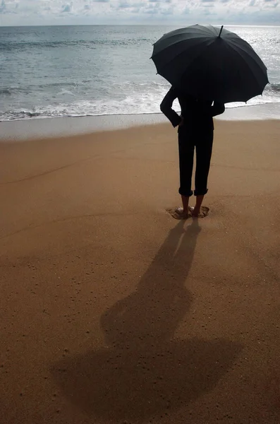 Donna Affari Con Ombrellone Spiaggia — Foto Stock
