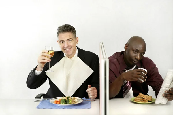 Les Hommes Affaires Apprécient Leur Repas — Photo