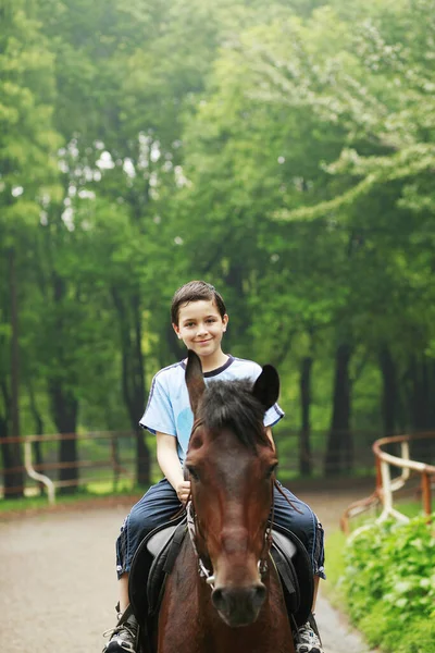 Garçon Chevauchant Cheval — Photo