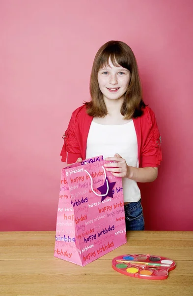 Mädchen Öffnet Ihr Geschenk — Stockfoto