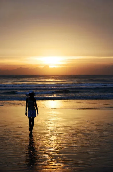 Γυναίκα Καπέλο Που Περπατάει Στην Παραλία — Φωτογραφία Αρχείου