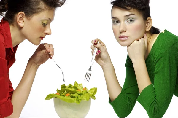 Dvě Ženy Sdílející Misku Salátu — Stock fotografie