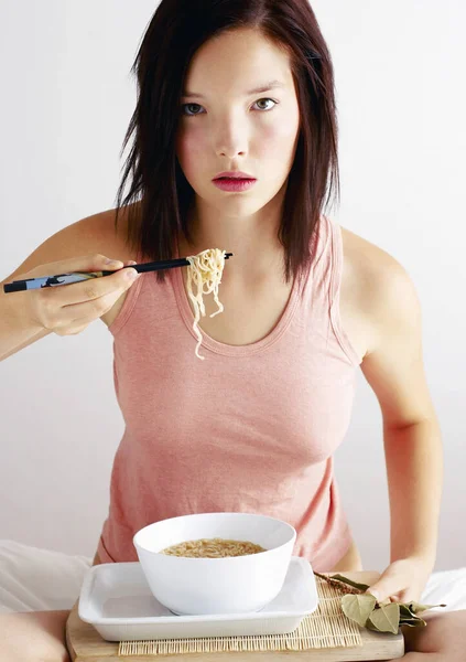 麺を一杯食べる女 — ストック写真