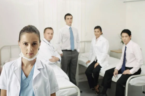 Médicos Pessoal Médico Posando Para Câmera — Fotografia de Stock