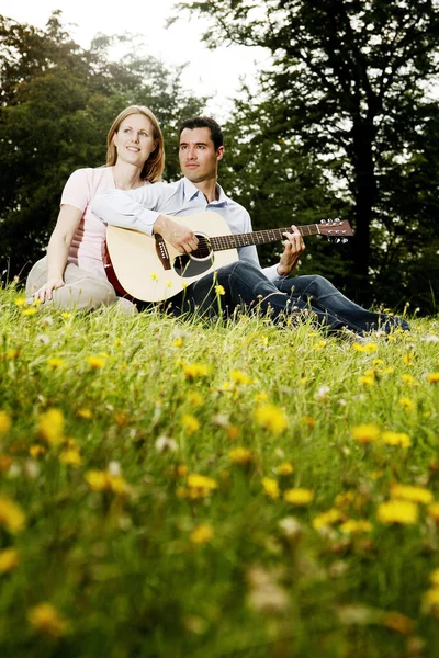 Man Playing Guitar His Girlfriend While Sitting Park — Foto Stock