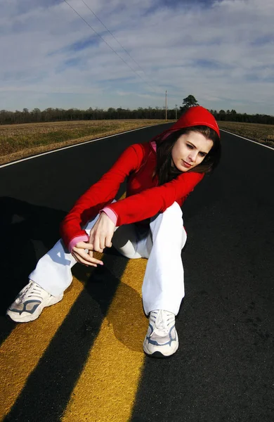 Mulher Casaco Com Capuz Vermelho Sentado Meio Estrada — Fotografia de Stock