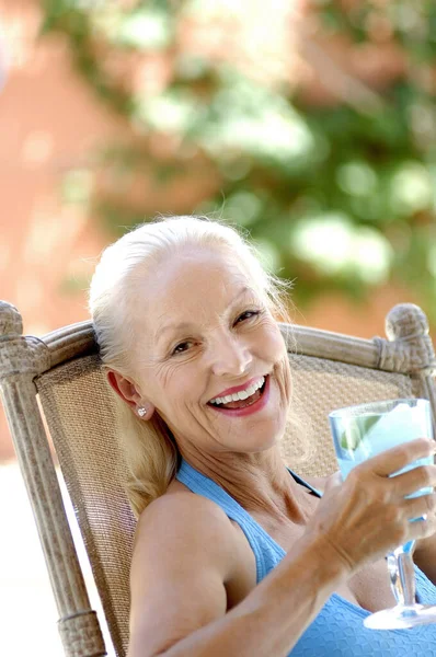 Mujer Sonriendo Mientras Sostiene Vaso Bebida — Foto de Stock