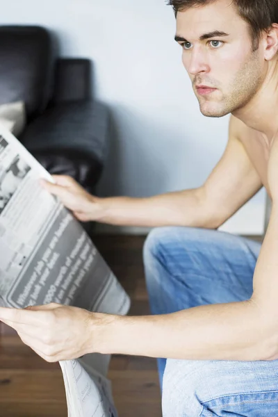 Man Holding Newspaper While Thinking — Fotografia de Stock