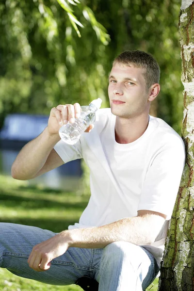 Young Man Drinking Bottled Water — Stock Photo, Image